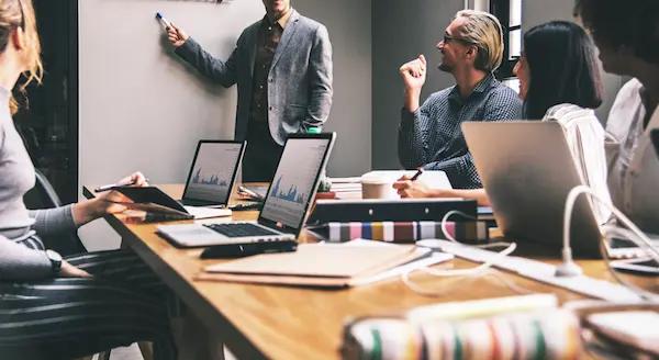 Equipo profesional reunido para revisar información empresarial