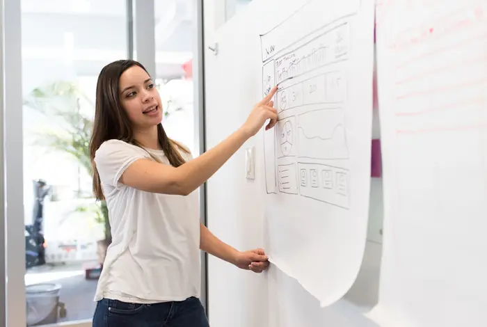 Profesional explicando una solución de trabajo